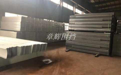 簡易圍擋在高溫和強光環(huán)境下是否容易老化和褪色？（簡易圍擋的耐久性與維護保養(yǎng)建議）