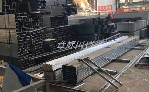 如何利用防風(fēng)帶和地釘?shù)仍O(shè)備和材料，增強(qiáng)簡(jiǎn)易圍擋的抗風(fēng)和穩(wěn)定性，使其符合相關(guān)標(biāo)準(zhǔn)和規(guī)定要求？（利用防風(fēng)帶與地釘實(shí)現(xiàn)簡(jiǎn)易圍擋抗風(fēng)穩(wěn)定標(biāo)準(zhǔn)化）