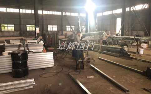 如何利用防風(fēng)帶和地釘?shù)仍O(shè)備和材料，增強(qiáng)簡(jiǎn)易圍擋的抗風(fēng)和穩(wěn)定性，使其符合相關(guān)標(biāo)準(zhǔn)和規(guī)定要求？（利用防風(fēng)帶與地釘實(shí)現(xiàn)簡(jiǎn)易圍擋抗風(fēng)穩(wěn)定標(biāo)準(zhǔn)化）