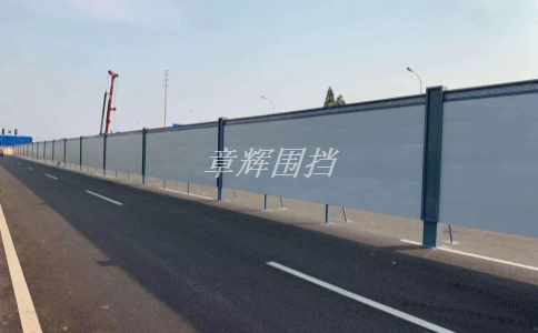 簡易圍擋在保障交通安全方面有哪些作用？（簡易圍擋在交通中的應(yīng)用價(jià)值）